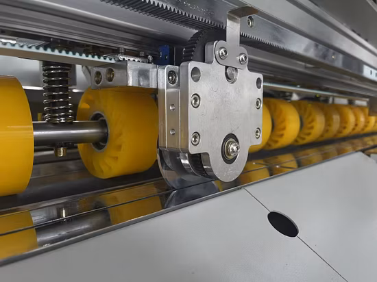 Automatischer Flexodrucker, der Maschine zum Schneiden von Verpackungen und Wellpappenkartons druckt