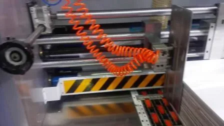 Wellpappe-Kasten, der Flexo-Druckmaschine mit vier Farben herstellt